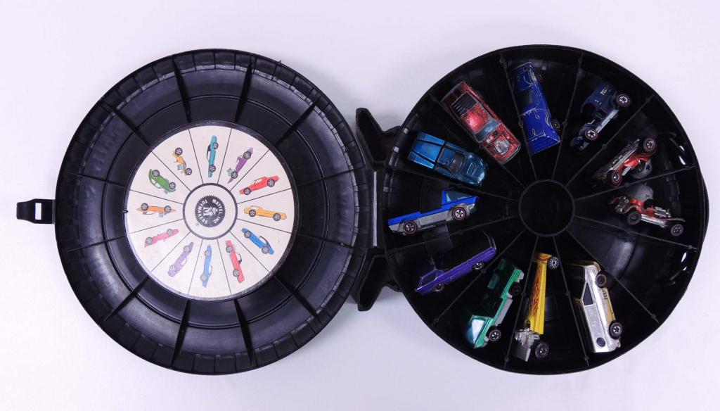 Mattel Hot Wheel Redline Case With Cars: Case with 11 cars