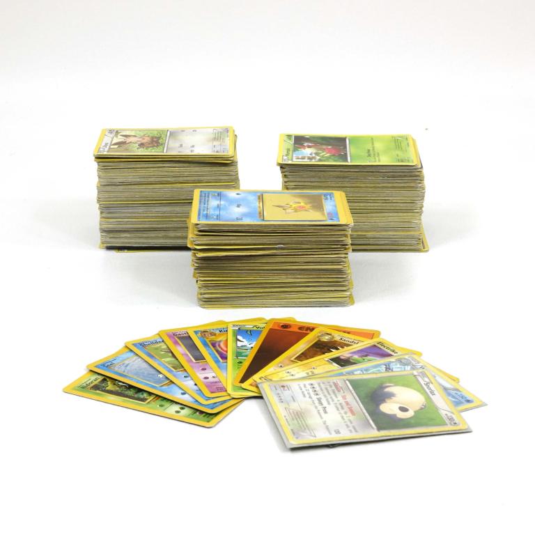 Pokemon Cards - Mix: Comes with foil covers.