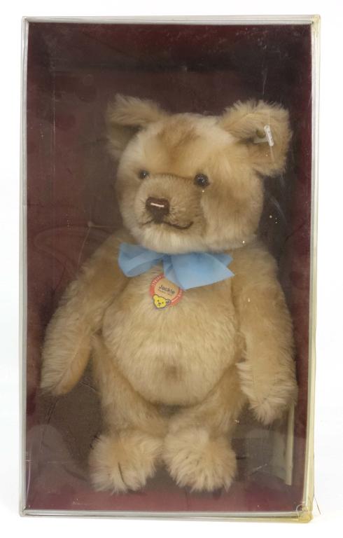 Steiff Jackie 1953 Replica: Steiff Jackie 1953 Replica. Limited edition only 4,000 made total. Manufactured in West Germany in 1988. Excellent condition with some wear to original box. 16in. X 9in.