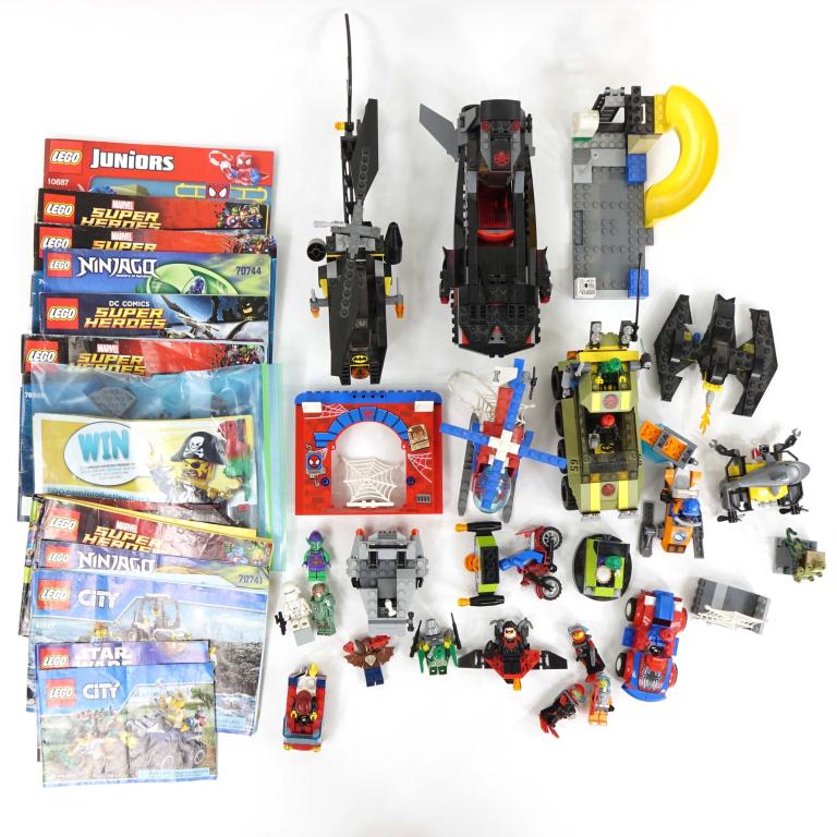 Large Assortment Of Marvel Lego: Large Assortment Of Marvel Lego. 4.6lbs