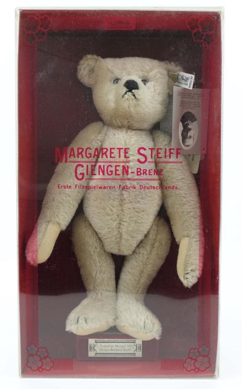 Steiff Teddybear Model 1902 Replica: Steiff Teddybear Model 1902 Replica. Comes with some of the original tags as well as the original box.
