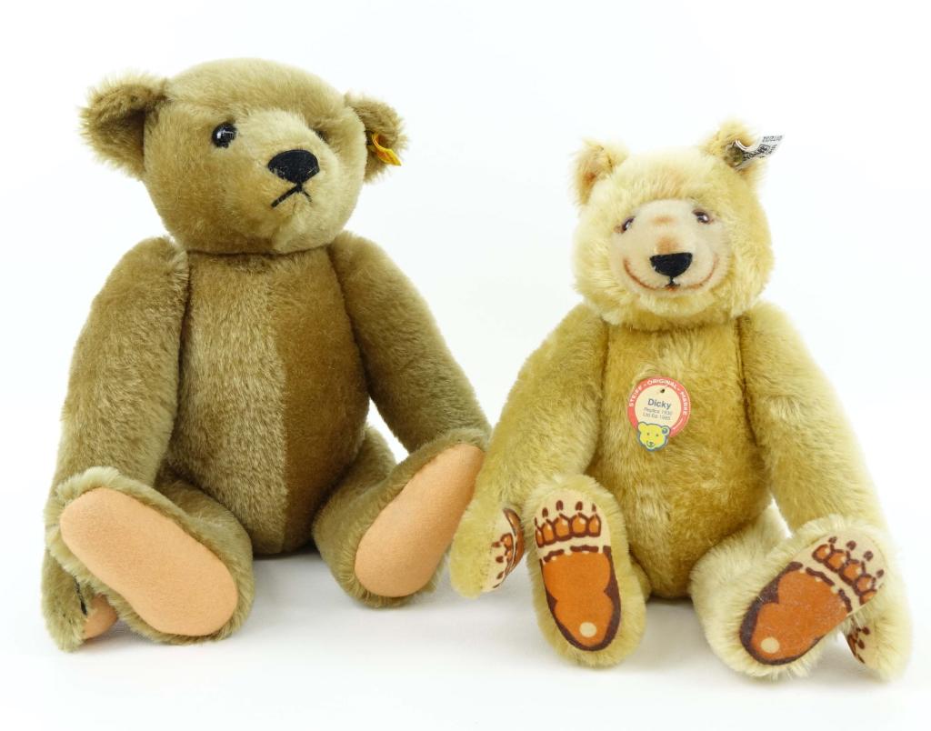 Steiff Replica Teddy Bears (2): (2) Steiff Replica Teddybears. Includes a 1930 Steiff Dicky Replica & another Steiff Mohair Teddybear (0155/42). Both of these are in great condition however they are missing their original boxes.