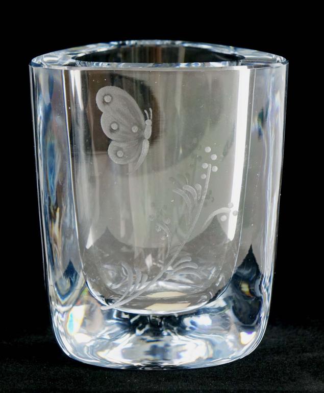 Strombergshyttan Crystal Vase: With butterfly design. 3 x 3 x 3. B1152, C1334.