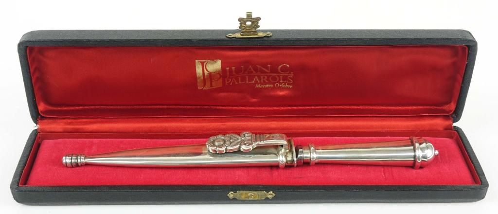 Juan C. Pallarols Silver Gaucho Knife: Silversmith Juan C. Pallarols, Argentina. Sterling handle and sheath. In Motorola presentation box. 10" total length. 5 1/4" blade length.