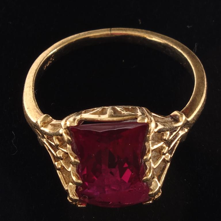 10k Gold and Ruby Ring: 2.89g. Size 5.5.