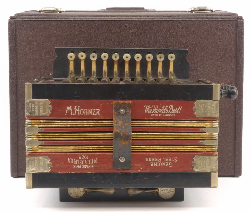 M. Hohner Accordian (1926) **: **LOCAL PICK UP ONLY or 3rd PARTY SHIPPING ONLY. LOT 14 CANNOT SHIP THIS LOT.** - 1926 Grand Prix Philadelphia. - Made in Germany. - 10 buttons & 4 stops. #NAME?
