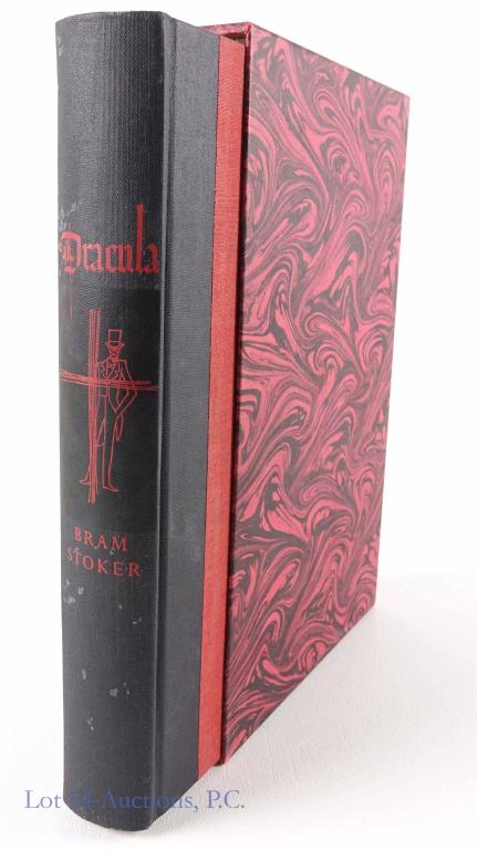 "Dracula" - Bram Stoker (Heritage, 1965): "Dracula", by Bram Stoker (Heritage Press, 1965). In great condition (some spotting on the spine). With book case / cover.