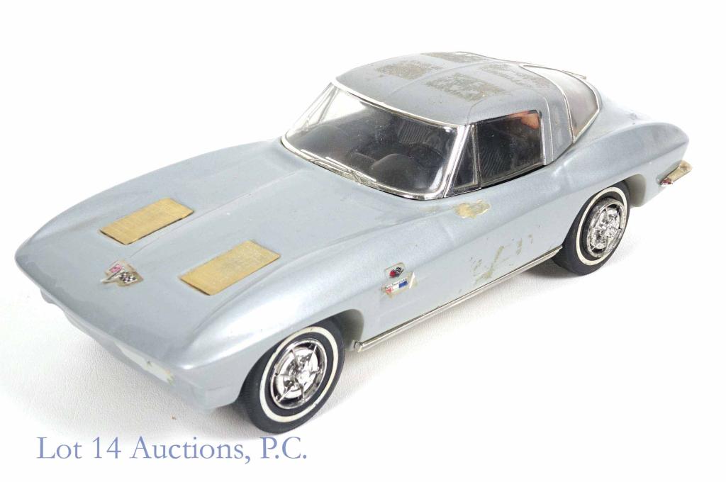 Jim Beam 1963 Corvette Decanter: **IF YOU NEED SHIPPING ON BOTTLES OR DECANTERS PLEASE CALL US BEFORE BIDDING! 847-625-0555!** From 1987, Jim Beam whiskey 1963 Corvette Stingray decanter. Full and sealed. 100 months. 80 proof. 750 ml