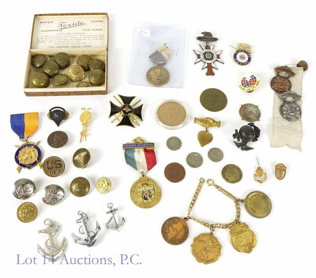 Military, Masonic, Civilian Medals, Insignia, Pins: Collection of military, Masonic, civilian and NRA medals, pins, tokens, buttons and more. Includes: National Sojourners Masonic Medal - Heroes of '76 (dated 1981, Bon Homme Richard Camp). Hudson Count