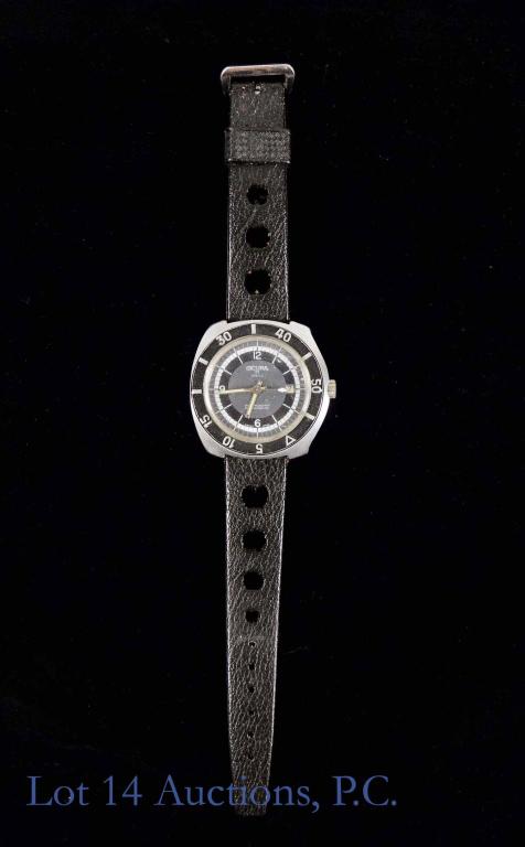 1970s Sicura / Breitling Dive Style Men's Watch: Sicura 17 Jewels dive style Swiss - made watch with date feature. With Safari rubber waterproof strap. The crystal is scratched, but the watch appears to be working correctly (no guarantees or service
