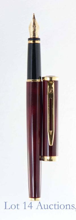Waterman Fountain Pen - 18K Gold Nib: Stylish Waterman fountain pen with 18k gold nib. Perfect for signing those important papers.