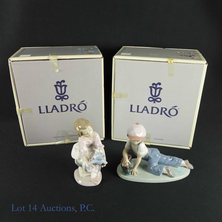 Lladro "All Aboard", "Best Friend", & Plaque: Lot of 2 Lladro figurines for the Colector Society and 1 signed plaque. 1. "All Aboard", No. 7619, limited edition by sculptor Antonio Ramos, withdrawn in 1995. Measures 5" tall and 7.5" wide. 2. "Bes