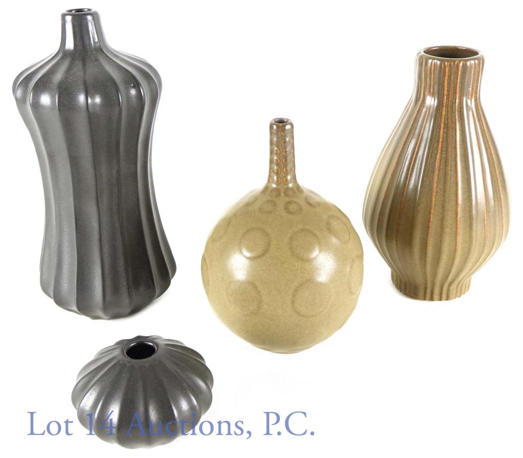 Jonathan Adler Vases (4): (4) Jonathan Adler vases. Heights: 2.75" (7 cm), 6.75" (17.1 cm), 7.75" (19.6 cm), 9.25" (23.5 cm). No apparent damage.