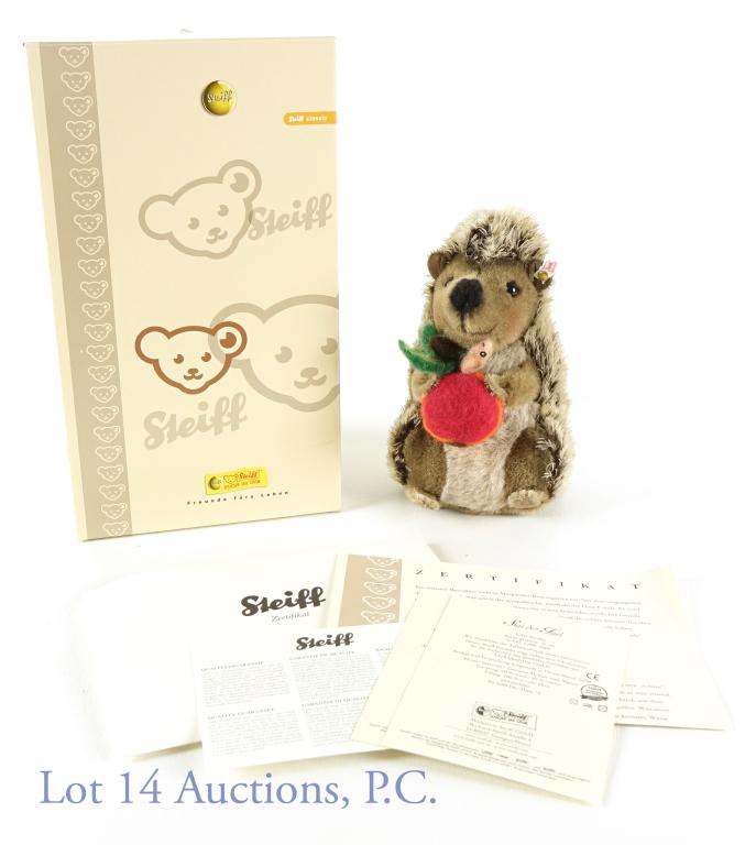 Steiff - Sigi the Hedgehog - Original Box: Steiff "Sigi the Hedgehog" stuffed animal. Functioning musical box inside. Limited edition of 2,008 pieces. Made in 2008. 20 cm long. Comes with original box and certificate of authenticity.