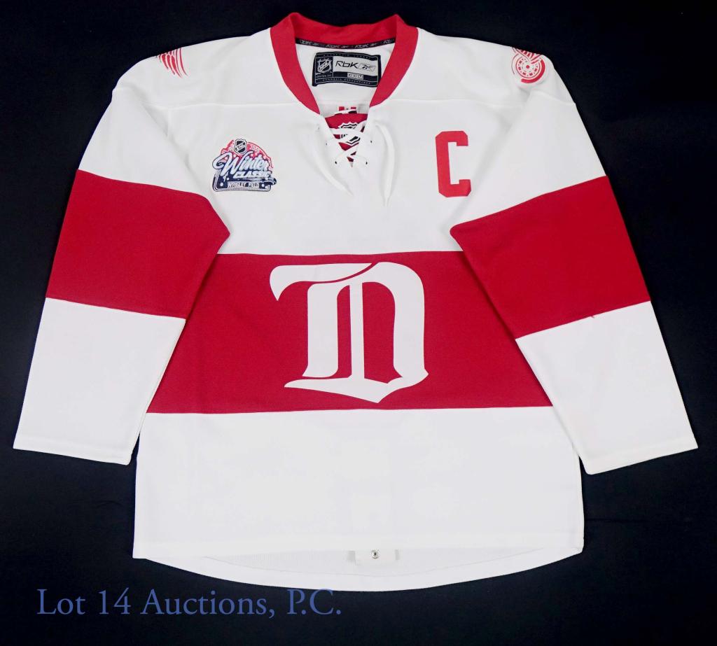 Nicklas Lidstrom Red Wings Authentic 2009 Jersey: Nicklas Lidstrom authentic Reebok Detroit Redwings 2009 Winter Classic jersey. This was the game held at Winter Classic held at Wrigley Field in Chicago. This jersey has a fight strap. Size 50. Per co