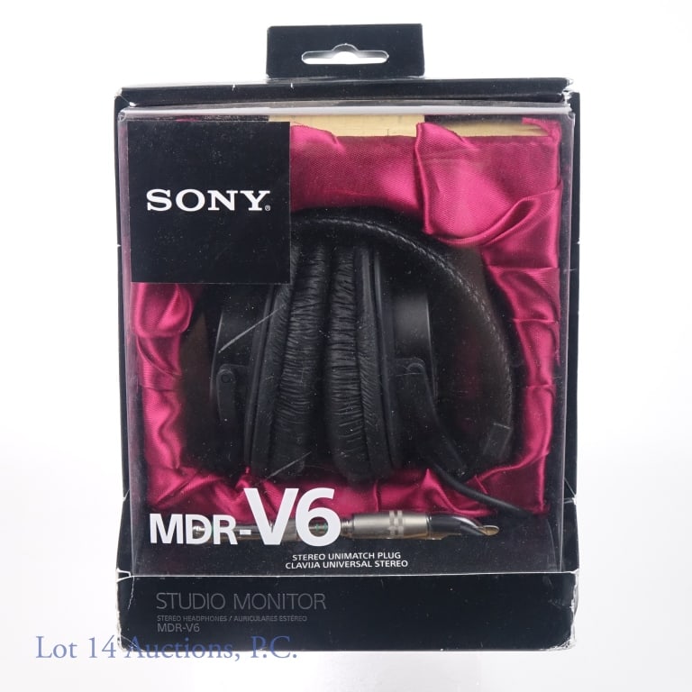 Sony MDR-V6 Studio Monitor Stereo Headphones: Sony MDR-V6 Studio Monitor Dynamic Stereo Over The Ear Headphones, in original box.