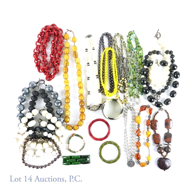 Fashion Jewelry, Including Bakelite: 6.5 Lbs. of fashion jewelry necklaces and bracelets, including bakelite.