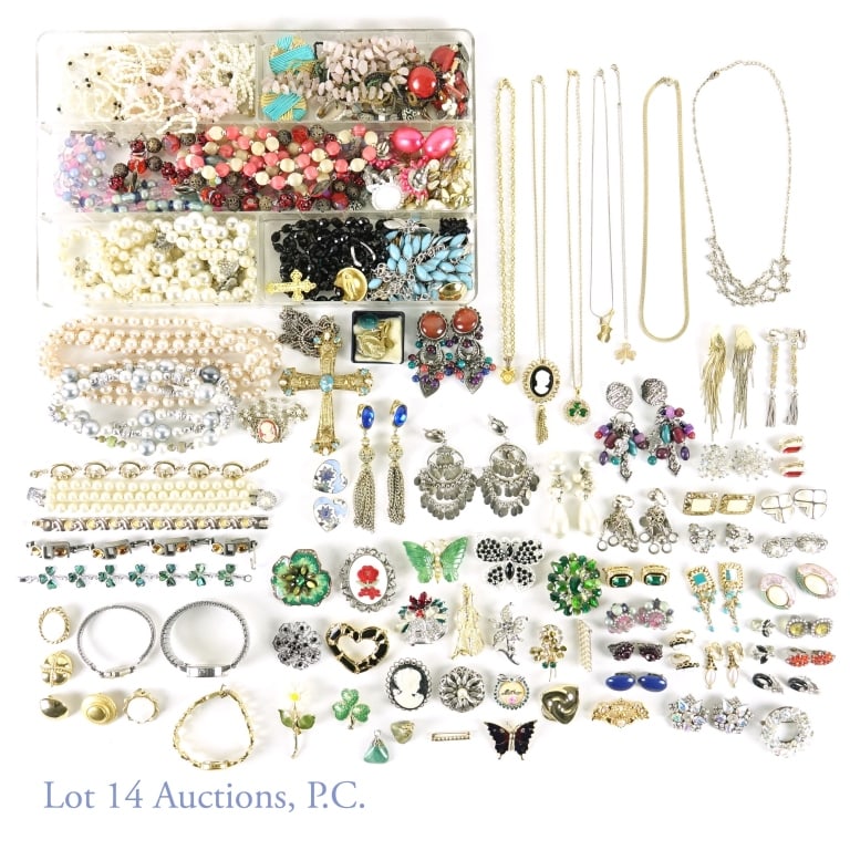 Fashion Costume Jewelry Vintage: Lot of vintage fashion jewelry. Includes 20+ brooches, 25+ pairs of earrings (mostly clip ons), 5+ bracelets, 4 watches (Hamilton, Anne Klein, Speidel, Xavier), 20+ necklaces, 10+ loose pendants, 1 pl