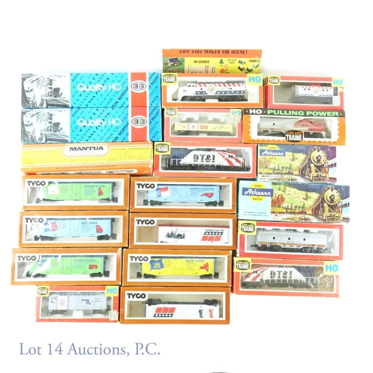 HO Model Railroad - Many Bicentennial Cars (20): 20 HO model railroad cars: Mantua 205 dual lighted aluminum streamliner room car kit. *** Con-Cor H-702 Santa Fe coach car *** Con-Cor H-752 Santa Fe Slumbercoach *** 2 Tyco Bicentennial box cars (362