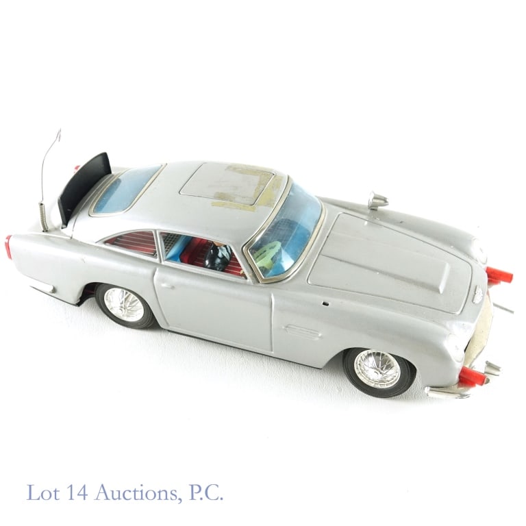 Gilbert Toys James Bond Aston Martin DB5 Car: Gilbert Toys James Bond 007 Aston Martin DB5 battery operated toy car. We have not tested the car, but the battery compartment is clean. One of the front bumper elements is missing. One of the rearvie