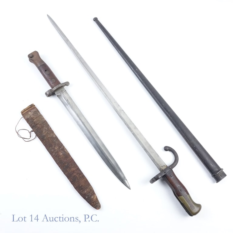 French & English (?) Bayonets (2): 2 bayonets. One is in a metal scabbard - scabbard has matching serial number with guard of bayonet (94252). Blade length: 19.25" Spine is engraved: "Mre (?) di armes de St. Etienne bre 1878". ***** En