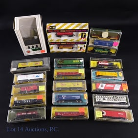 N Scale Train Cars And Building (21 Pieces)