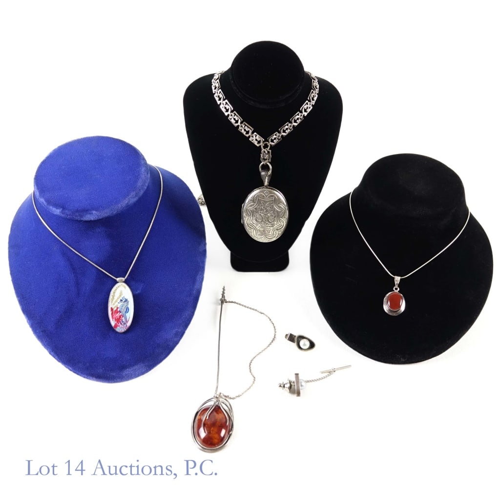 Sterling Silver Jewelry: Danecraft sterling silver photo locket. Pendant is marked "Danecraft sterling". Chain is marked "Danecraft STG". Chain and locket weigh 41.0 grams total. Can hold two photos (1-3/16" x 1.5"). ***** Ne