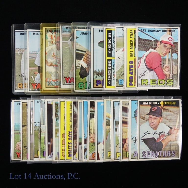 1967 Topps Baseball Cards (W/ Clemente) (29): 1967 Topps MLB Baseball Trading Cards (29 Cards Total). Hall Of Famers include: 1967 Topps #400 Bob Clemente (Roberto Clemente), 1967 Topps #500 Juan Marichal, 1967 Topps #5 Whitey Ford, & 1967 Topps 