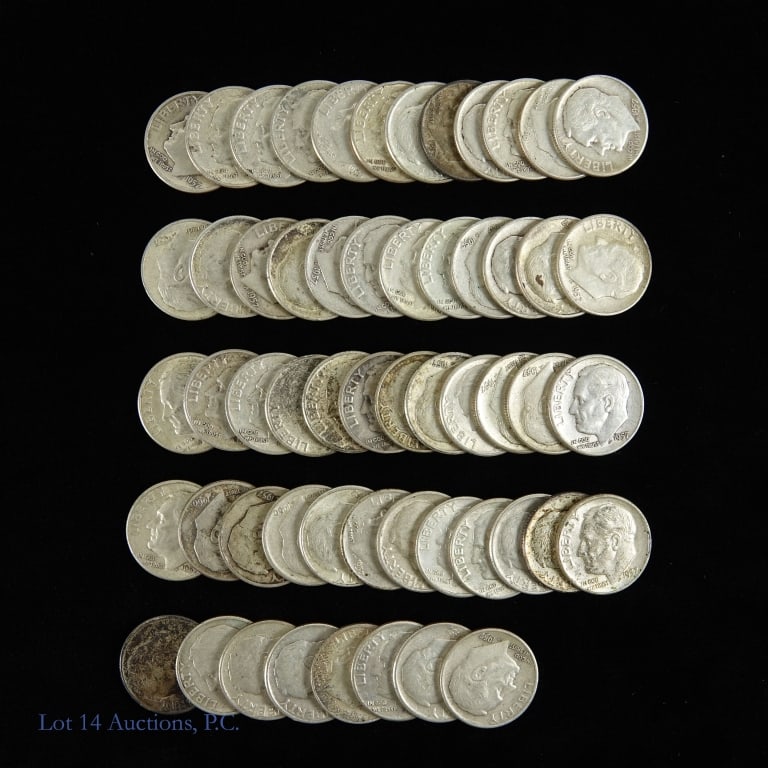 USA 90%-Silver Roosevelt Dimes (56): Fifty-six (56) United States silver Roosevelt dimes. Metal is 90% silver and weighs 2.50 grams each. (ASW = 4.049 ozt.) *** Lot 14 Auctions is not a professional numismatic agency. Consigner descripti
