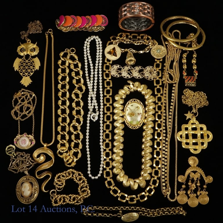 Fashion / Costume Jewelry: Collection of estate fashion / costume jewelry. Some marks include "coro", "D+D", "1928", "Laundry by Shelly Segal", "American Living Co.", and "Guess?". Approximately 2.5 pounds.