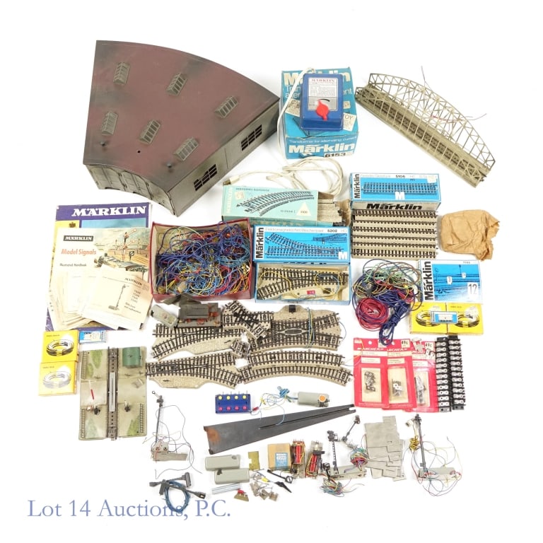 Marklin HO Train Accessories: Marklin HO Train Accessories. Large collection HO train accessories, some in original packaging. Items include: #6153 -Transformer; #7028 - Roundhouse; #7163 - Arched Bridge; Tracks, Buildings and Ins