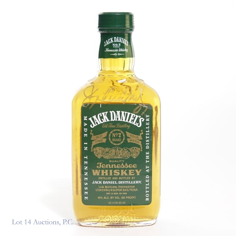 Jack Daniel's Green Label TN Whiskey 200 ml (2007): Jack Daniel's Green Label Tennessee Whiskey, 80 Proof, 200 ml, third smallest bottle in the Jack Daniel's Green Label family. Signed by two Master Distillers Jimmy Bedford and Frank Bobo (2007). Signa