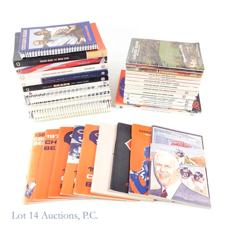 Chicago Bears Media Guides (32+2): 32 Chicago Bears media guides. All show some wear. 1967, 1971 - 1974, 1976, 1978 - 1983, 1987 - 1993, 1995 - 1998, 2000 - 2007, 2009. This lot also includes 1951 and 1961 Standard Oil fan guides (soft