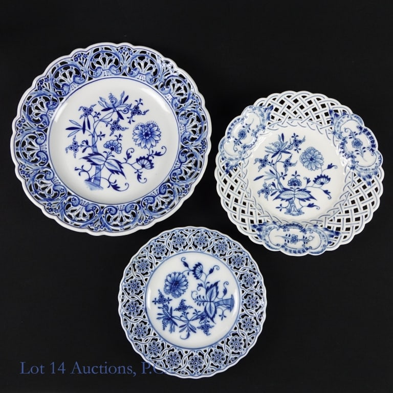 Meissen Blue Onion Reticulated Plates: Set of 3 Meissen Blue Onion Reticulated plates in three sizes: 7'', 8.25'', and 9.75''. Smallest plate has a minor repair on the rim, otherwise very good condition. Maker's mark on bottom of each.