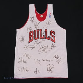 Signed Chicago Bulls 95-96 Prac Jersey, M. Jordan