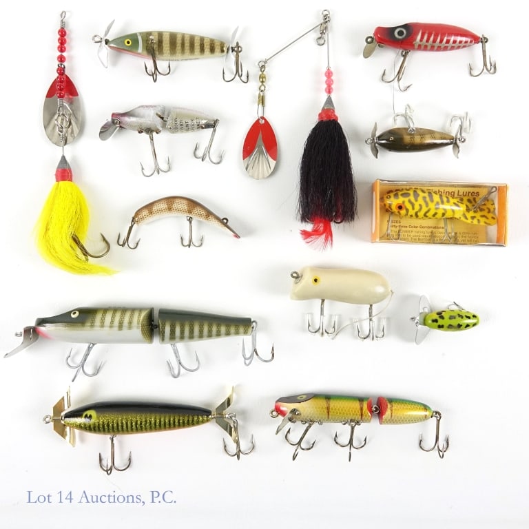 Vintage, Wood, Articulating Fishing Lures (13): Assortment of 13 fishing lures. All lures come in various sizes, colors, and designs.