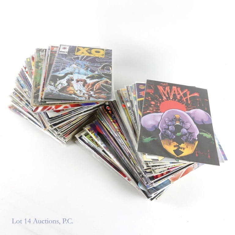 Comic Books Fantastic Four and More (+100): Comic Books Fantastic Four and More (+100). Collection of over 100 comic books including over 30 Fantastic Four ranging from 302 - 359. Wear and tear consistent with age and use. See photos for more d