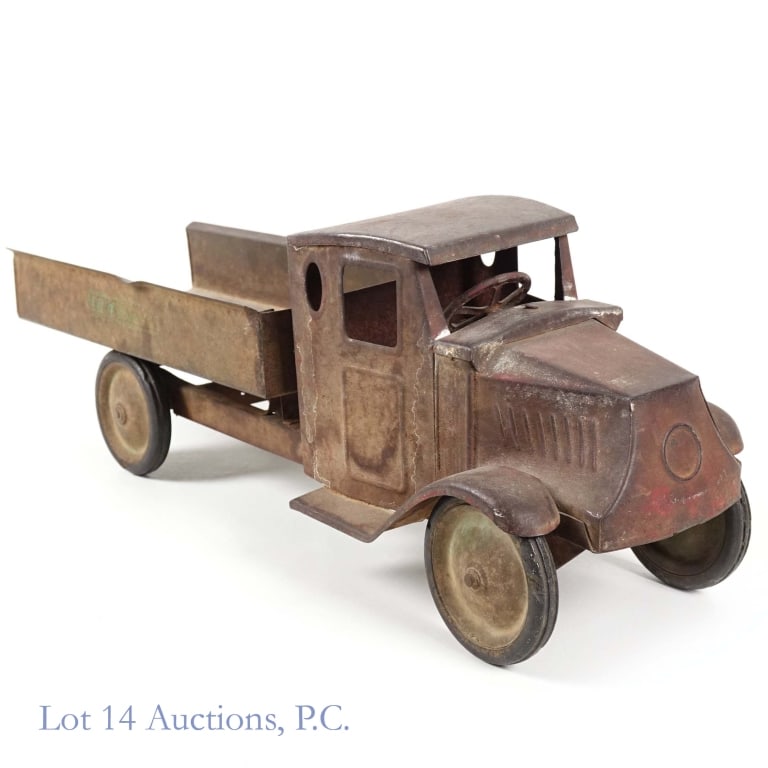 Steelcraft Play Boy Trucking Co. Dump Truck: Steelcraft Play Boy Trucking Co. steel dump truck. Most of the paint is lost and truck is rusted all around. Tailgate is missing. See photos for details.