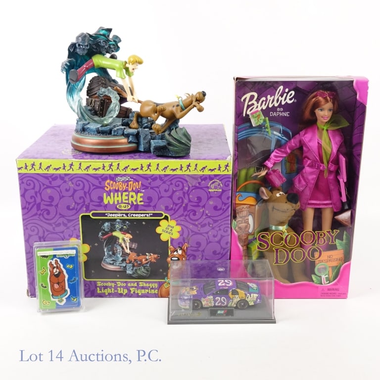 Scooby - Doo Vintage Memorabilia (4): 2000 Scooby - Doo Jeepers Creepers light up figurine in original packaging *** 2001 Barbie As Daphne with Scooby in original box *** 1997 Revell Jeff Green Chevy Monte Carlo in acrylic display box ***