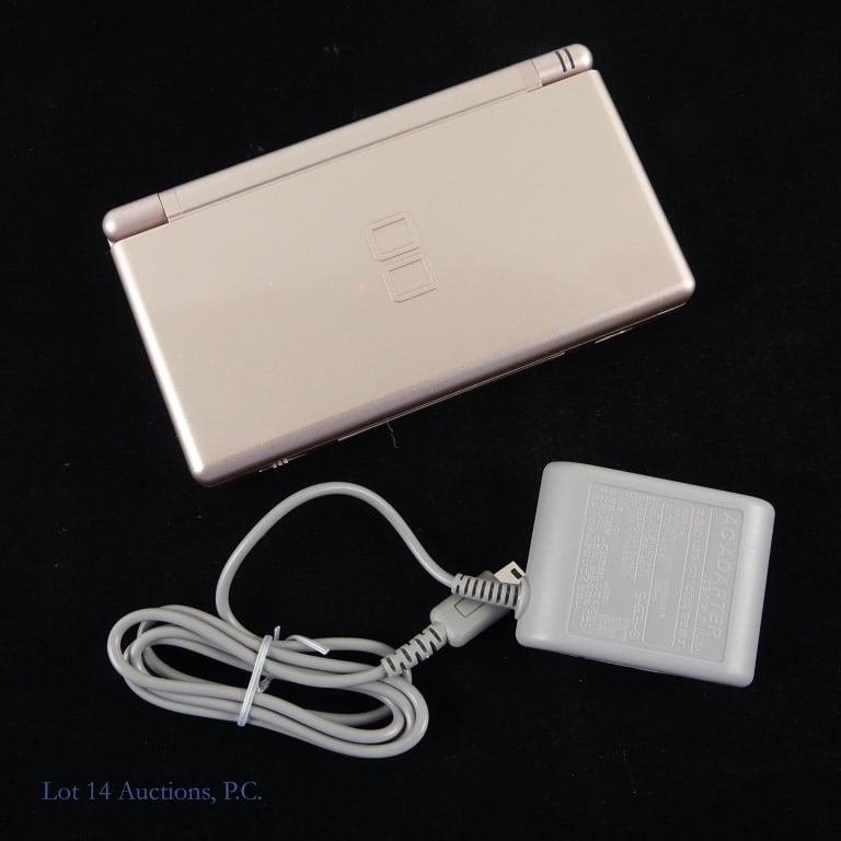 Nintendo DS Lite Metallic Rose Console T&W: Metallic Rose Nintendo DS Lite console with charger. Teste and working per consigner.