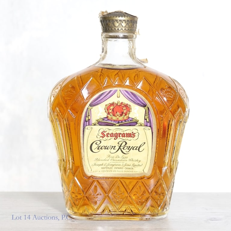 Vintage Crown Royal Fine De Luxe Canadian Whisky: Vintage bottle of Seagram's Crown Royal Fine De Luxe Blended Canadian Whiskey, 25 fl oz, 80 proof. Tax strip is torn but unbroken. Back label almost entirely missing. Bag NOT present.
