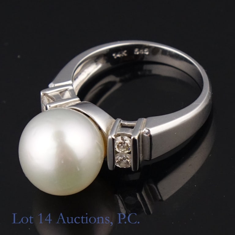 14K (585) White Gold Pearl Diamond Ring: White gold ring with large central pearl and 4 accessory stones. Marked "14K 585". Tests electronically as 14 karat gold. Accessory stones test electronically as diamonds. Size: 6.75. Weight: 6.4