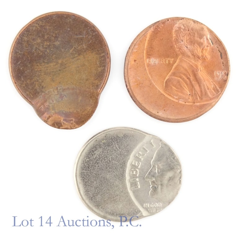 US Lincoln 1c & Roosevelt 10c Error Coins (3): Three (3) United States Mint error coins as follows: ---(ND) clad Roosevelt dime struck 60% off-center in GEM BU condition; ---199? Lincoln cent 30% off center at 8:00 error in CH BU condition; and --