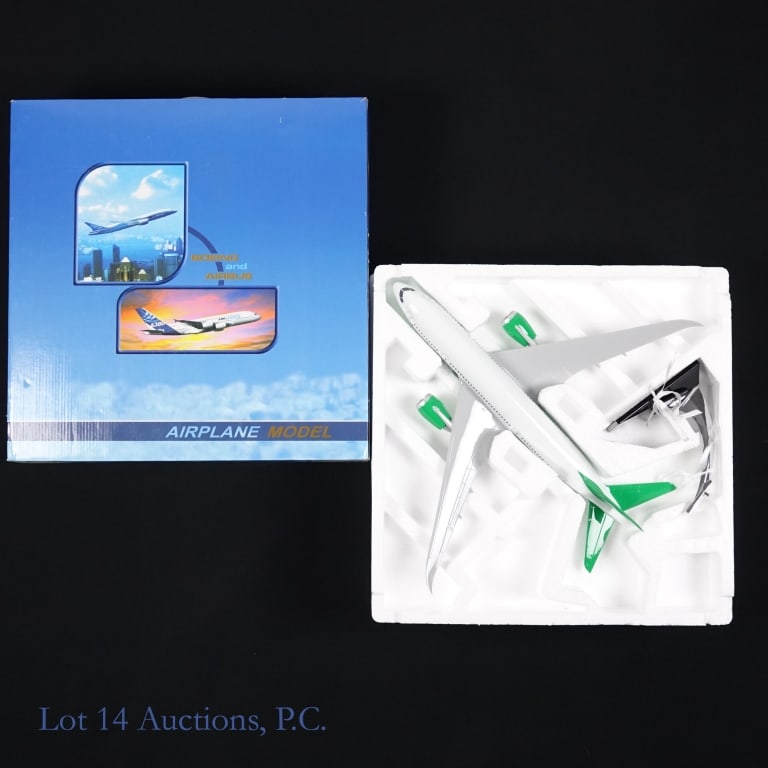 Loungebuddy Boeing 787 Airplane Model CIB (1 of 6)