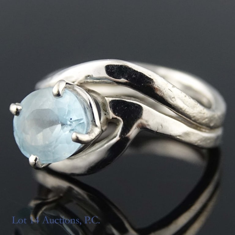 14k White Gold Ring w/ Aquamarine: Size 7 ring made with 14k white gold. Large oval cut aquamarine stone set in. Ring weighs approximately 5.8g or 0.18 troy oz.