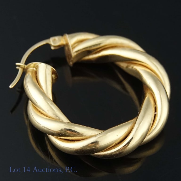 14k Gold Earring: Singular earring without its match, made from 14k yellow gold. Weighs approximately 3.56g or 0.11 troy oz.