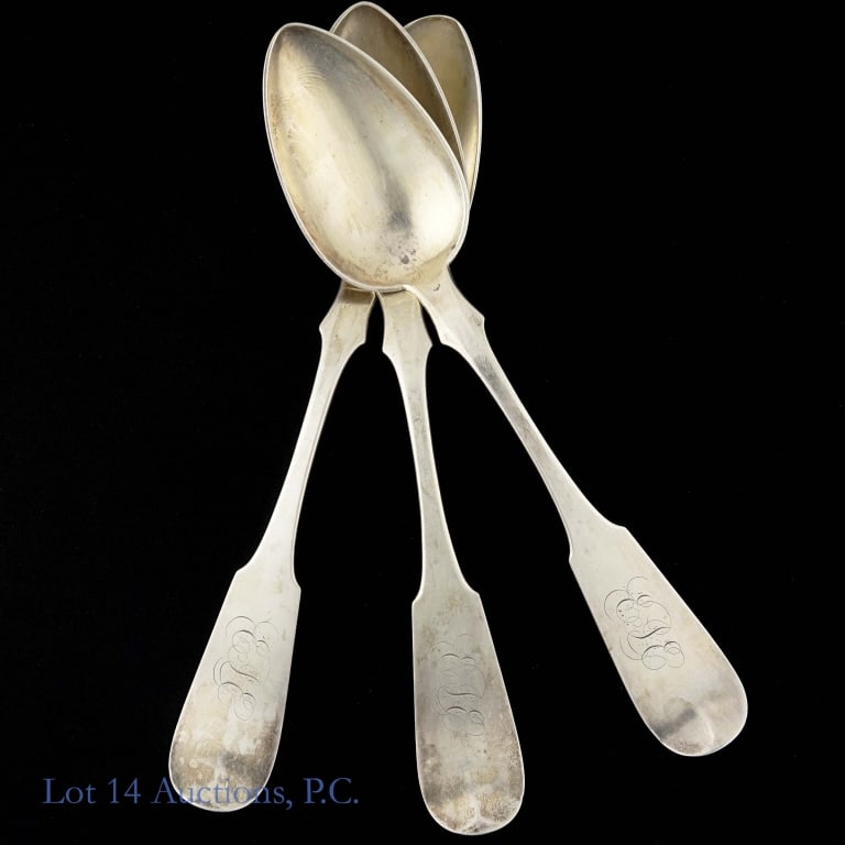 1830s Phineas Fries Silver Fiddle Serving Spoons 3: Three (3) coin silver serving or table spoons made by Philadelphia silver craftsman Phineas Fries early in his career (pre-1837). Distinct and classic fiddle pattern and stamped P. FRIES. These