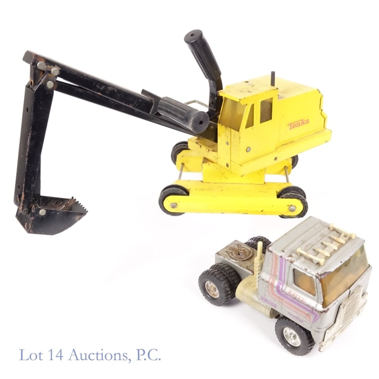 1970s Tonka Crawler Excavator & Ertl Transtar Semi: 1970s Tonka Crawler Backhoe Excavator. Rubber tracks missing *** 1979 Ertl International Transtar semi-truck *** See photos for details and condition.