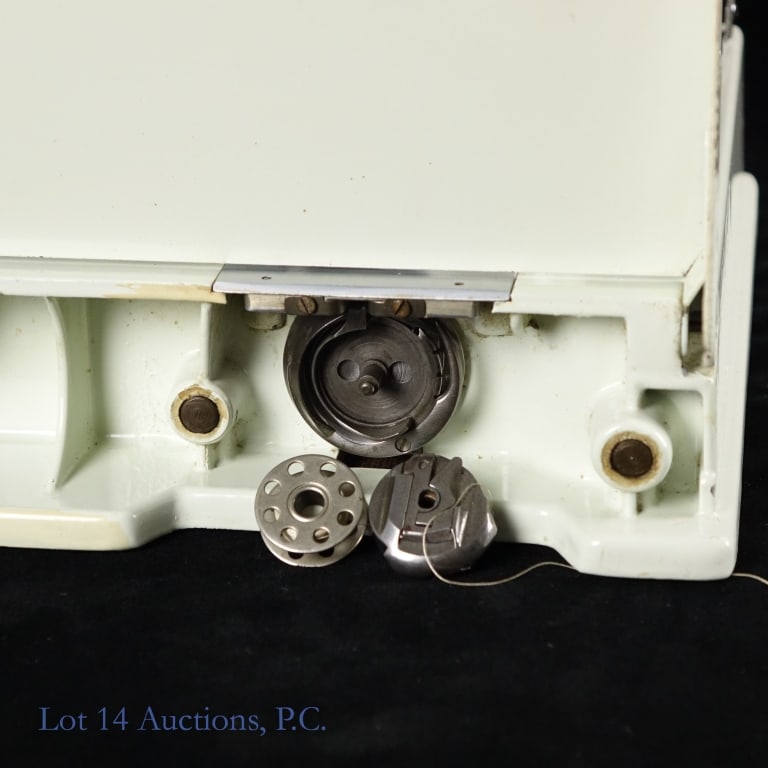 Singer Featherwight Sewing Machine "White" T+W - 8