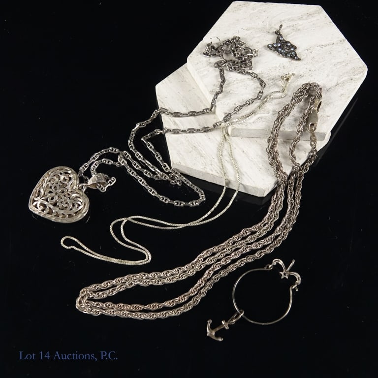 Sterling Silver Necklaces & Pendants: Lot of sterling silver necklaces and pendants. Total weight of lot is approximately 33.74g or 1.08 troy oz. See photos for details.